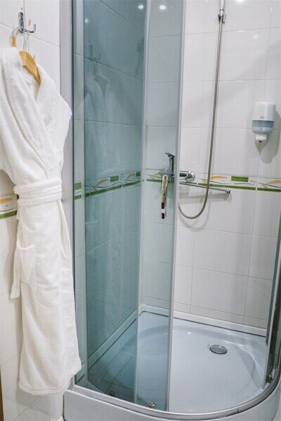 Стандартный 2-местный TWIN (вид на дорогу)