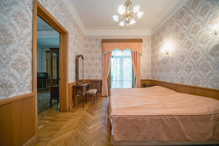 Люкс 2-местный 2-комнатный Улучшенный (корпус 2, вид на парк)