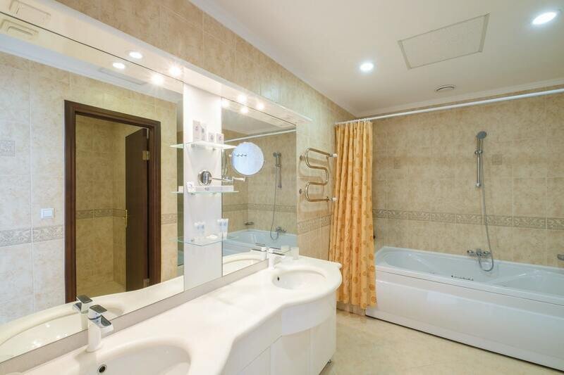 ЛЮКС 2-МЕСТНЫЙ 2-КОМНАТНЫЙ (8)