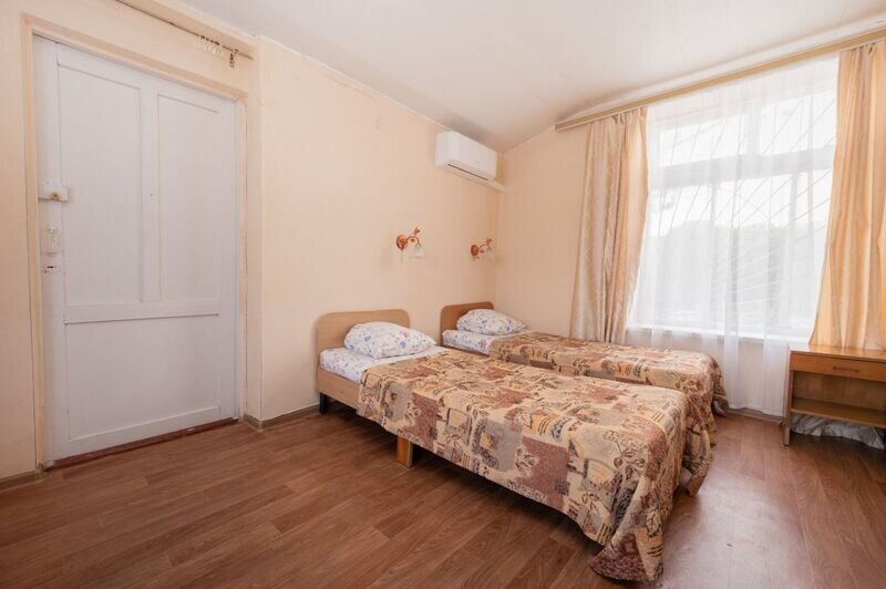 Домик 4-местный 2-комнатный каменный