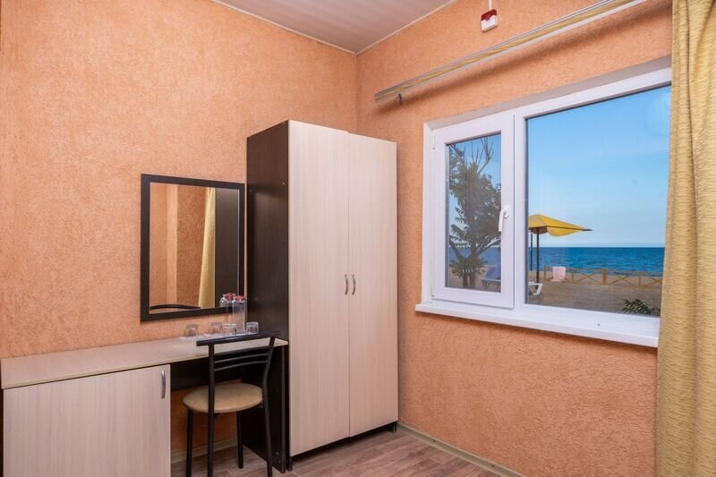 Домик 4-местный 2-комнатный каменный (с видом на море)