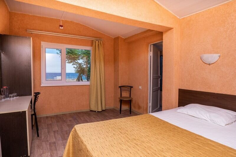 Домик 4-местный 2-комнатный каменный (с видом на море)