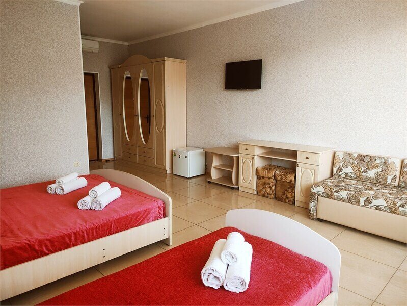 Стандартный 3-местный (2 односпальные + 1 двуспальная кровать)