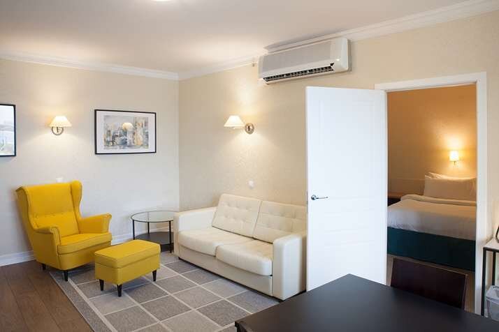 Люкс 4-местный 3-комнатный (с двумя спальнями)