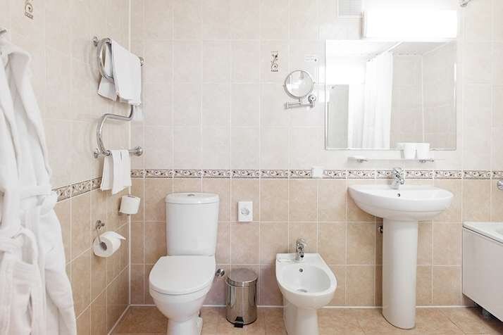 Люкс 4-местный 3-комнатный (с двумя спальнями)