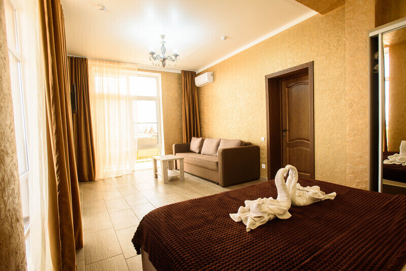 Семейный 4-местный 2-комнатный (с видом на море)