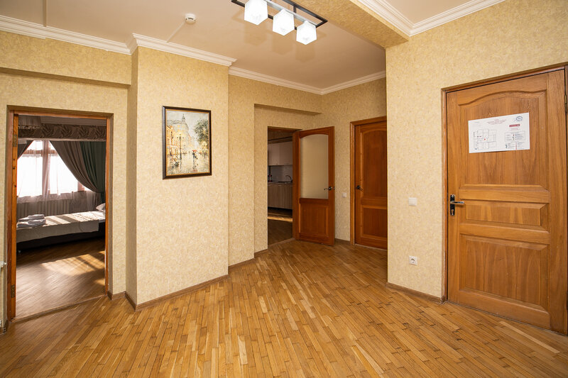 Люкс 2-местный 3-комнатный (с кухней и балконом)