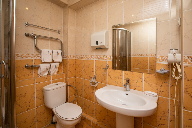 Люкс 2-местный 3-комнатный (с кухней и балконом)