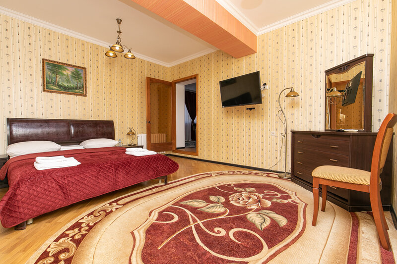 Люкс 4-местный 3-комнатный (с кухней и бильярдом)