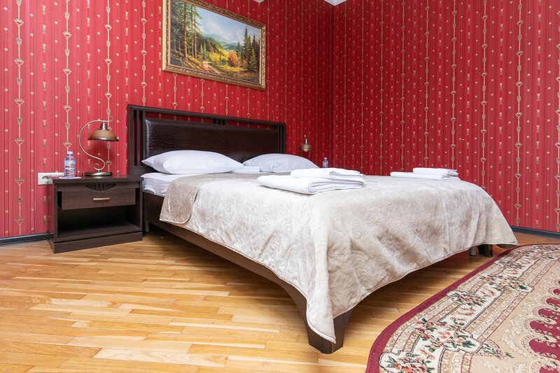 Люкс 4-местный 3-комнатный (с кухней и бильярдом)