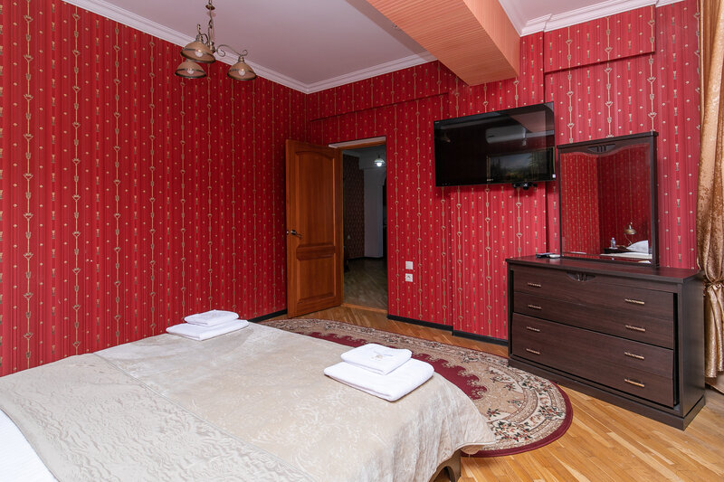 Люкс 4-местный 3-комнатный (с кухней и бильярдом)