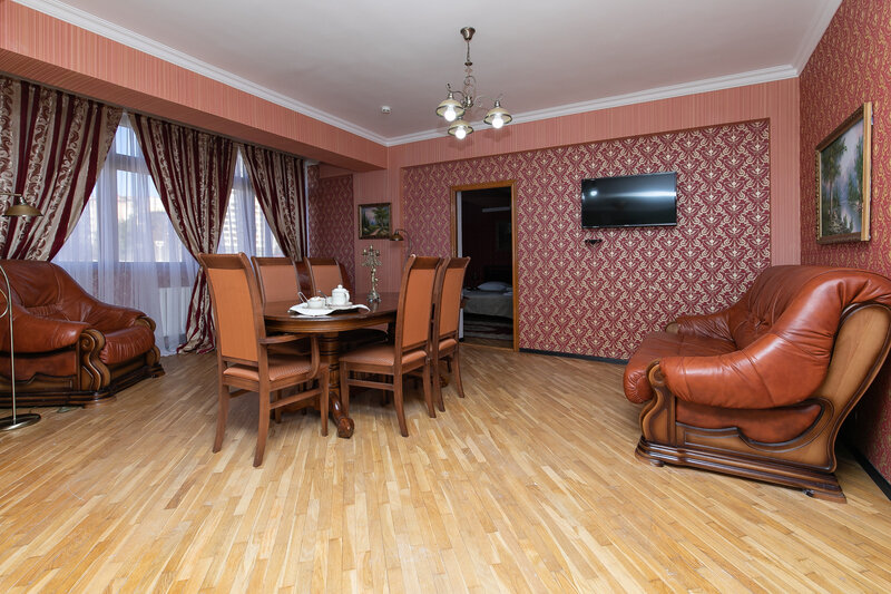 Люкс 4-местный 3-комнатный (с кухней и бильярдом)