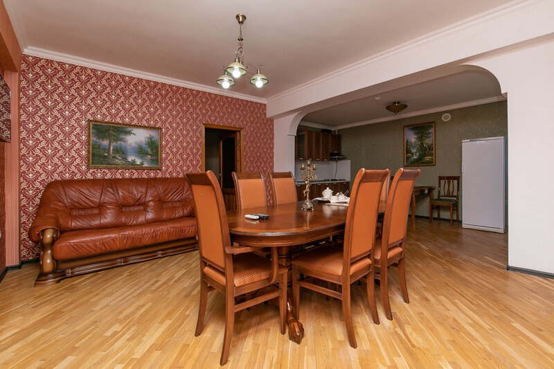 Люкс 4-местный 3-комнатный (с кухней и бильярдом)