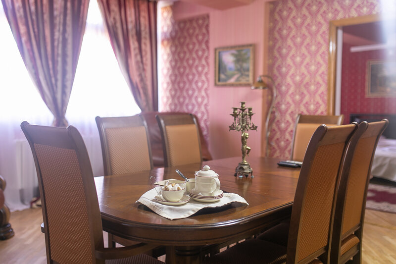 Люкс 4-местный 3-комнатный (с кухней и бильярдом)