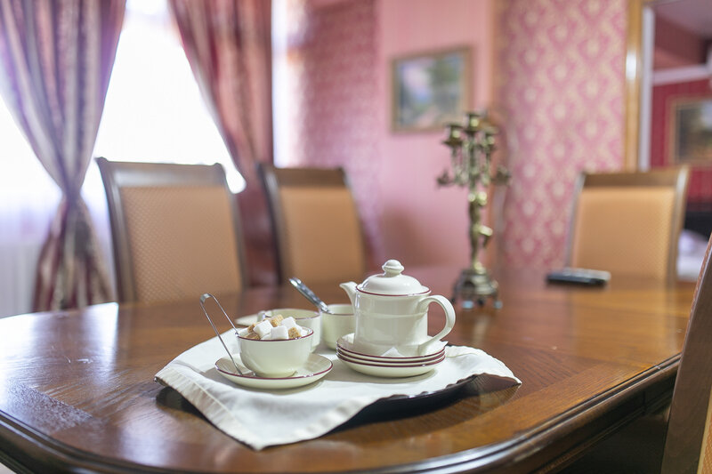 Люкс 4-местный 3-комнатный (с кухней и бильярдом)