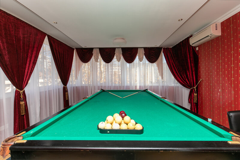 Люкс 4-местный 3-комнатный (с кухней и бильярдом)