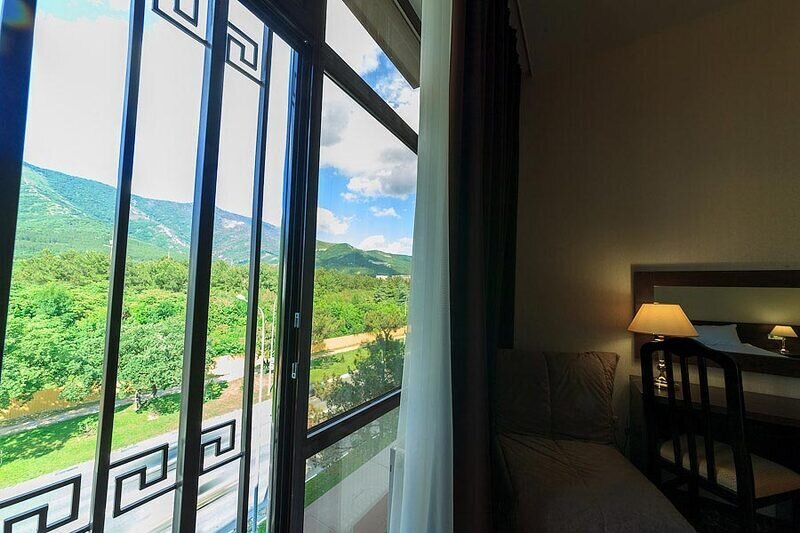 Стандартный 2-местный (с видом на горы, без балкона)