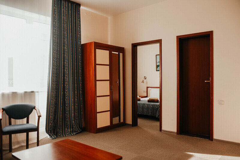 Джуниор Сьют 2-местный 2-комнатный (вид бассейн)