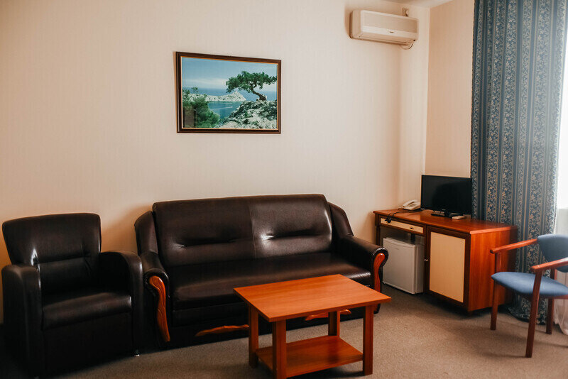 Джуниор Сьют 2-местный 2-комнатный (вид бассейн)