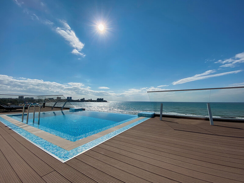 Апартаменты 4-местный (с бассейном, вид на море)