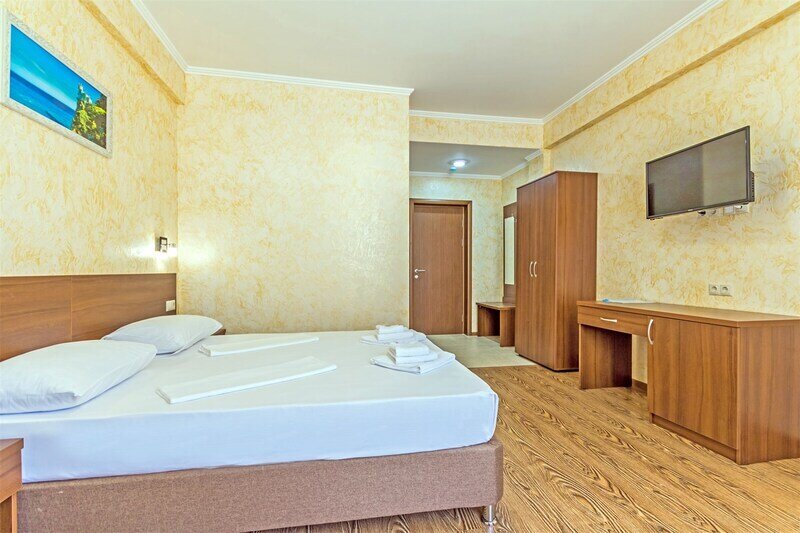 Семейный 2-местный (с балконом, вид на море и бассейн)