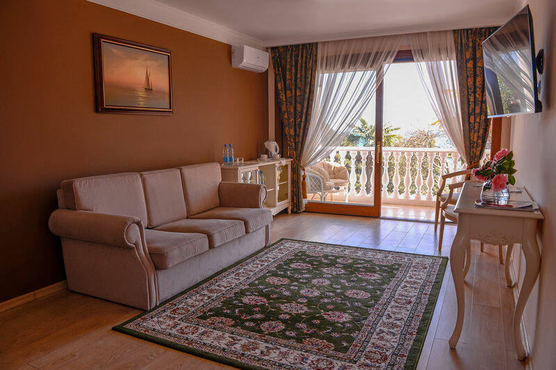 Люкс 2-местный 2-комнатный (с балконом, вид на море, корпус 1)