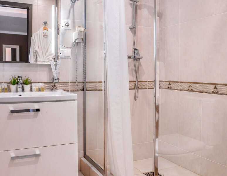 Люкс 2-местный 2-комнатный (с балконом, вид на море, корпус 1)