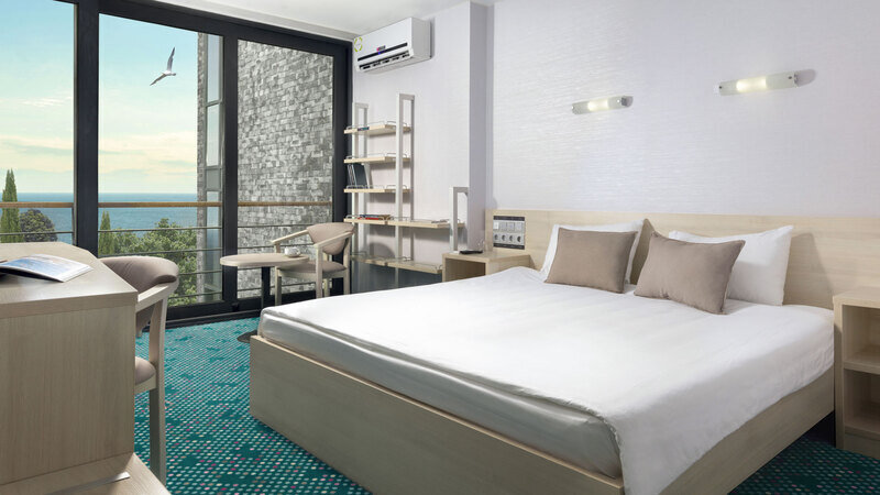 Люкс двухкомнатный с двуспальной кроватью и двумя односпальными кроватями или раскладными креслами Green Park (1)