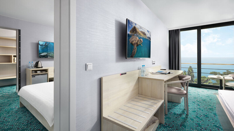 Люкс двухкомнатный с двуспальной кроватью и двумя односпальными кроватями или раскладными креслами Green Park (2)