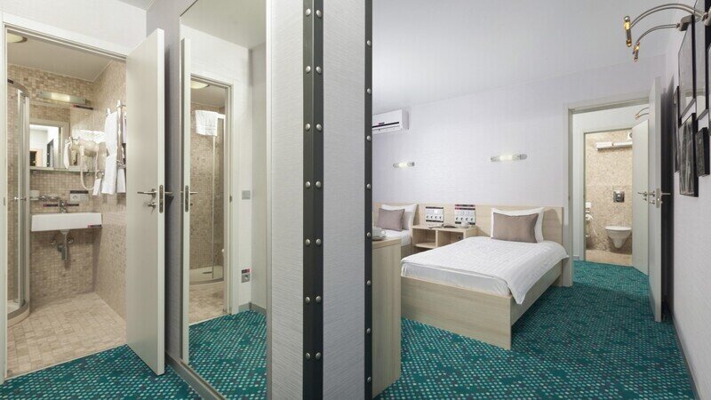 Люкс двухкомнатный с двуспальной кроватью и двумя односпальными кроватями или раскладными креслами Green Park (3)