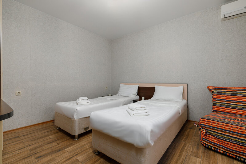 Стандарт 3-местный с двумя раздельными кроватями и балконом