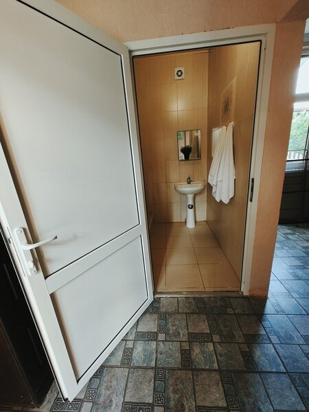 Полулюкс 3-местный (вид на территорию)