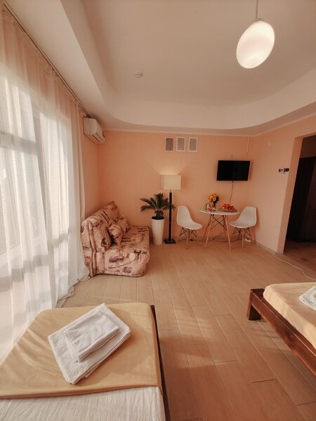 Полулюкс 5-местный (вид на территорию)