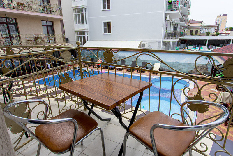 Полулюкс 2-местный (вид на бассейн)