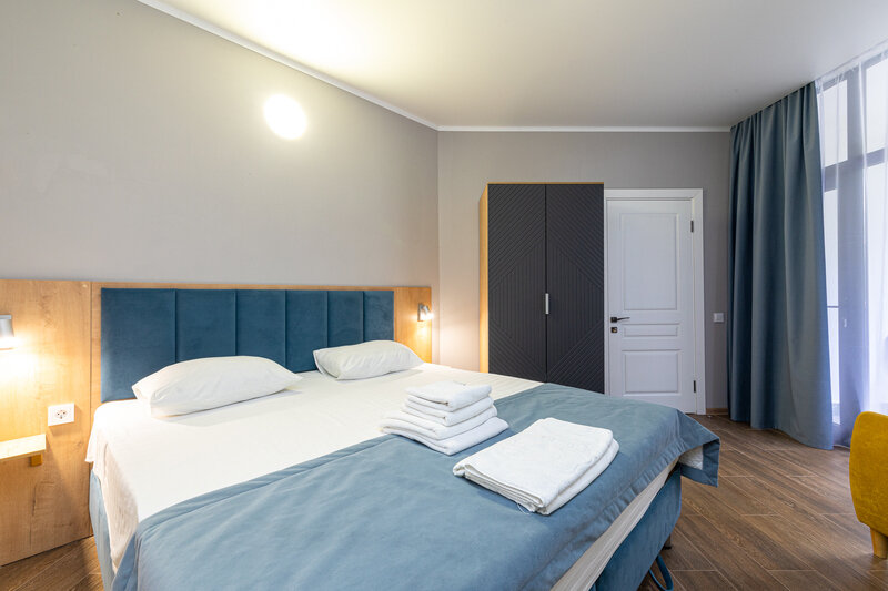 Полулюкс 4-местный 2-комнатный Евро (корпус Бриз)