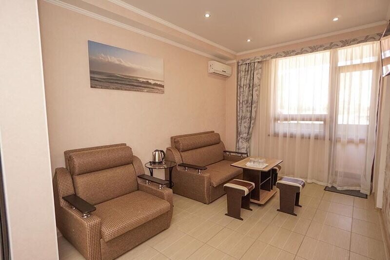 Люкс 4-местный (с балконом)