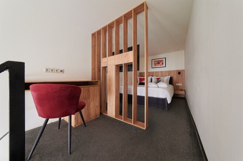 Люкс 4-местный 2-уровневый (с диваном)