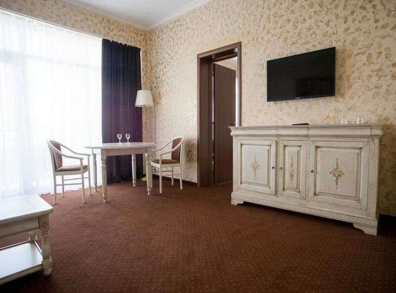 Люкс 2-местный 3-комнатный (7 этаж в Главном корпусе)