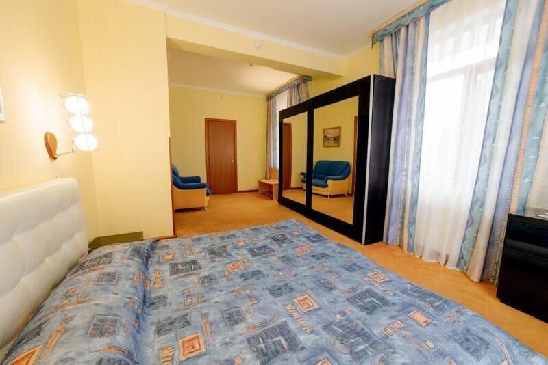 Сьют 2-местный 2-комнатный (в Коттеджах на 1 этаже, без балкона)