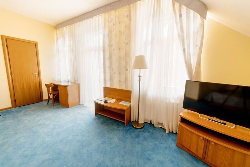 Сьют 2-местный 2-комнатный (в Коттеджах на 1 этаже, без балкона)