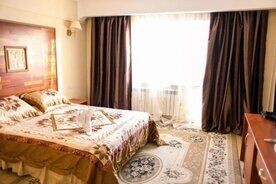 Двухместный полулюкс с балконом двуспальная кровать, Отель Маликон, Таганрог