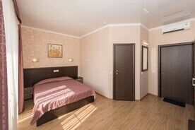 Стандарт с двуспальной кроватью или двумя односпальными с балконом, Отель Монарх, Анапа