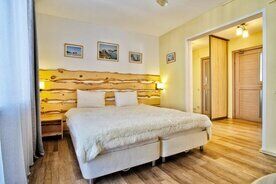 Двухместный номер Comfort с балконом двуспальная кровать, Туристический комплекс Аквамарин, Листвянка
