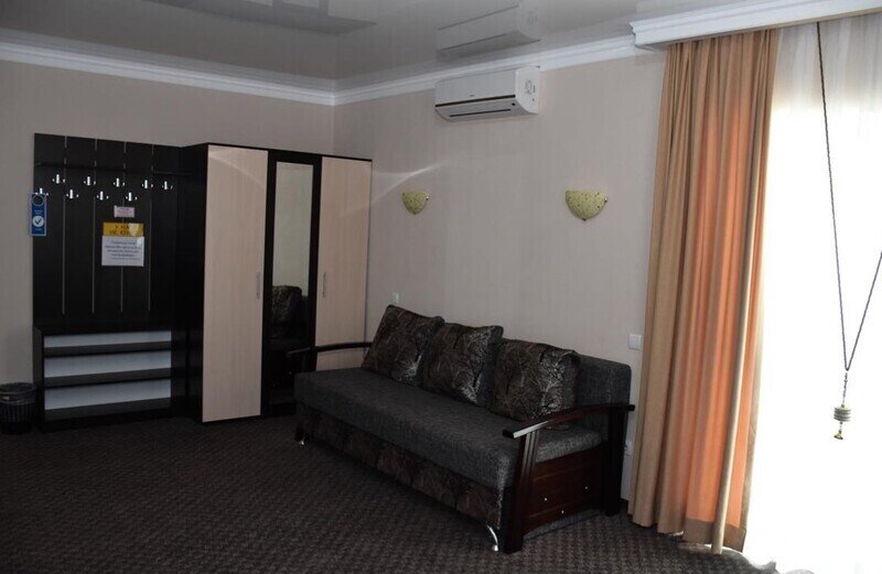 Люкс 4-местный 2-комнатный (с балконом)