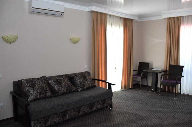 Люкс 4-местный 2-комнатный (с балконом)