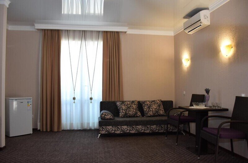 Люкс 4-местный 2-комнатный (с мини-кухней)