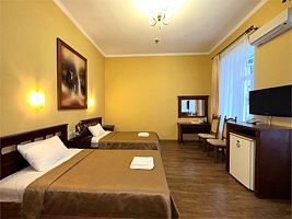 Стандарт без балкона с двумя раздельными кроватями с видом во двор Номера: №14, №18–19, №23, №28, Отель Империал 2011, Ялта