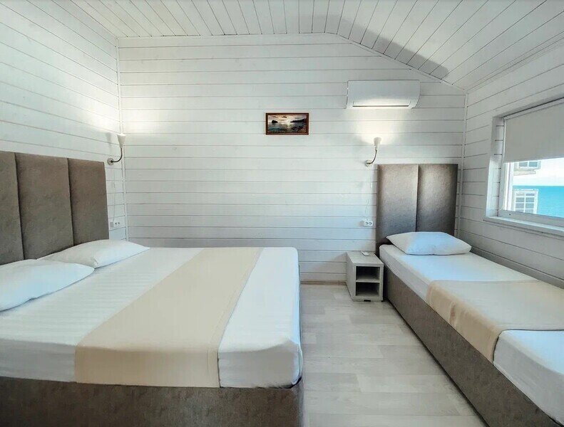 Вилла с видом на море и панорамной спальней