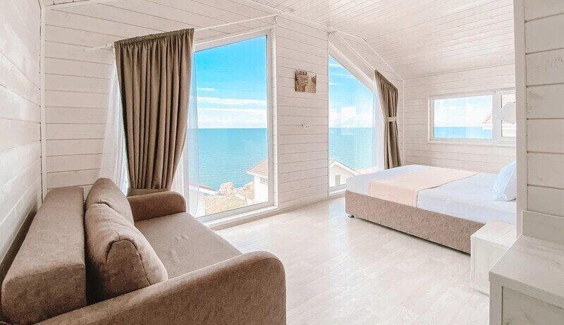 Вилла с видом на море и панорамной спальней