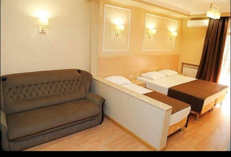 Люкс 3-местный Семейный (с балконом)